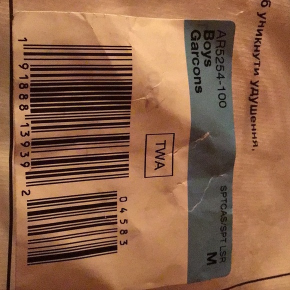 Nike Sportswear Boys' T-Shirt
White / Black
SKU: AR5254-100 - Picture 2 of 3